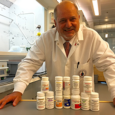 Dr. Raymond Schinazi, a researcher with the Atlanta VA and Emory University, received VA's 2015 Middleton Award for his development of drugs to treat HIV, hepatitis B, and hepatitis C infections.