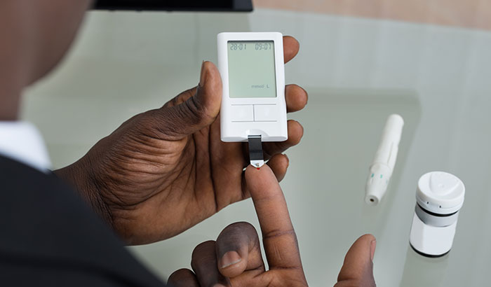 Man checking his blood sugar level; Photo: ©iStock/AndreyPopov 