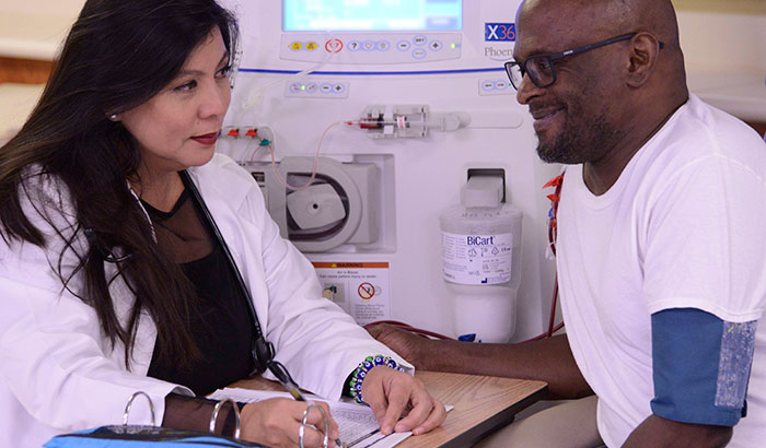 Dr. Adriana M. Hung meets with patient Rodney Stewart at the Tennessee Valley Healthcare System. (Photo by Brandon Lunday)