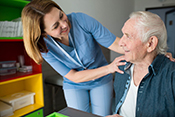 Adding social workers to primary care teams reduces emergency room visits - Photo: iStock/peakSTOCK