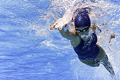 Swimming may help protect against knee arthritis - Photo: ©iStock/microgen