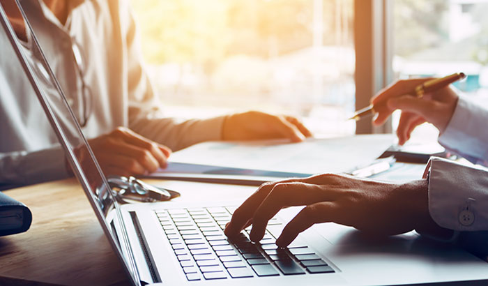 VA researchers and colleagues are studying what physicians can do to maintain good communication and rapport with patients even as they [the physicians] engage with the electronic health record on their computer. (Photo: ©iStock/wutwhanfoto) 